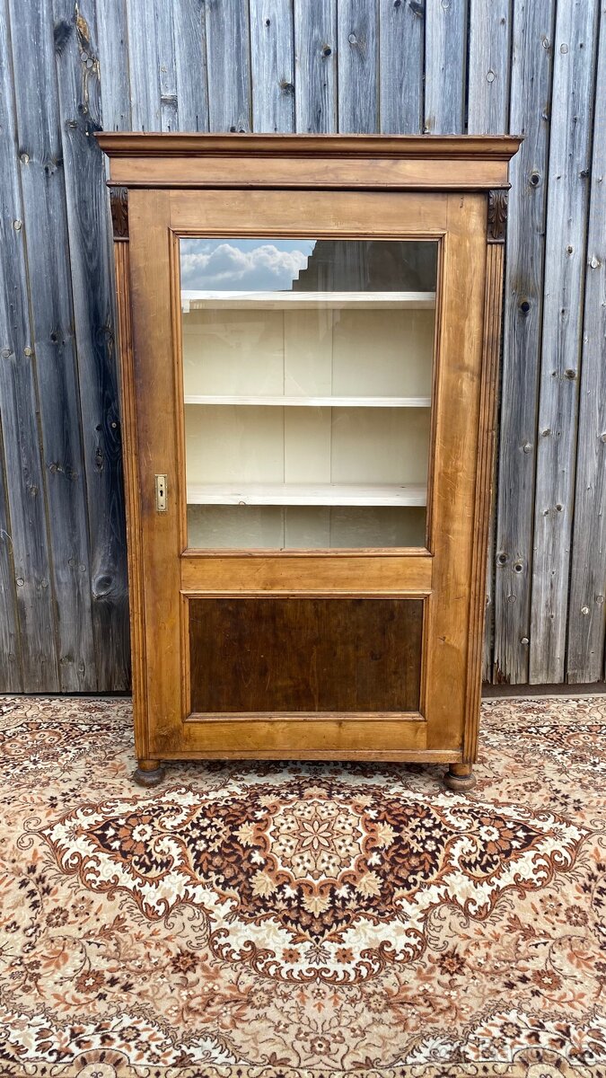 Masivní vitrína - 5