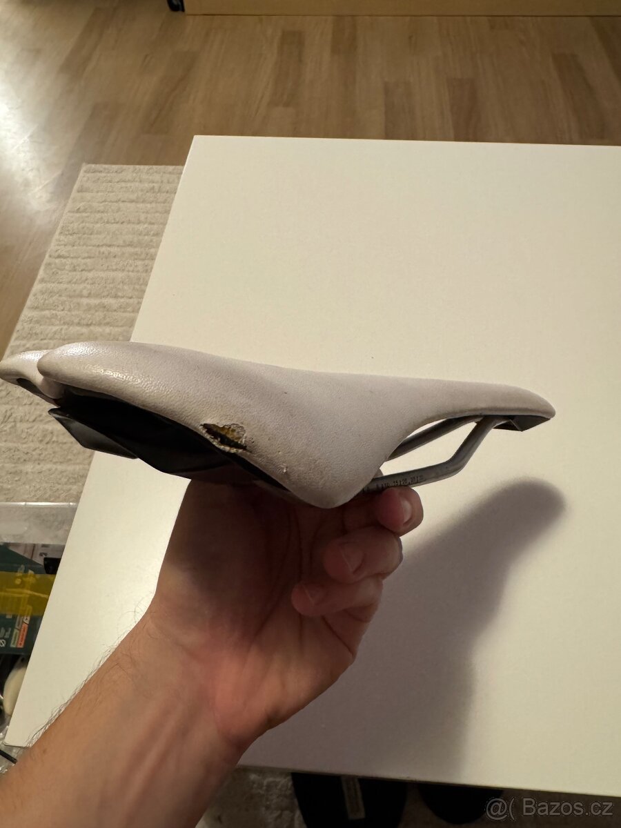 Silnicni sedlo bile no name - 5