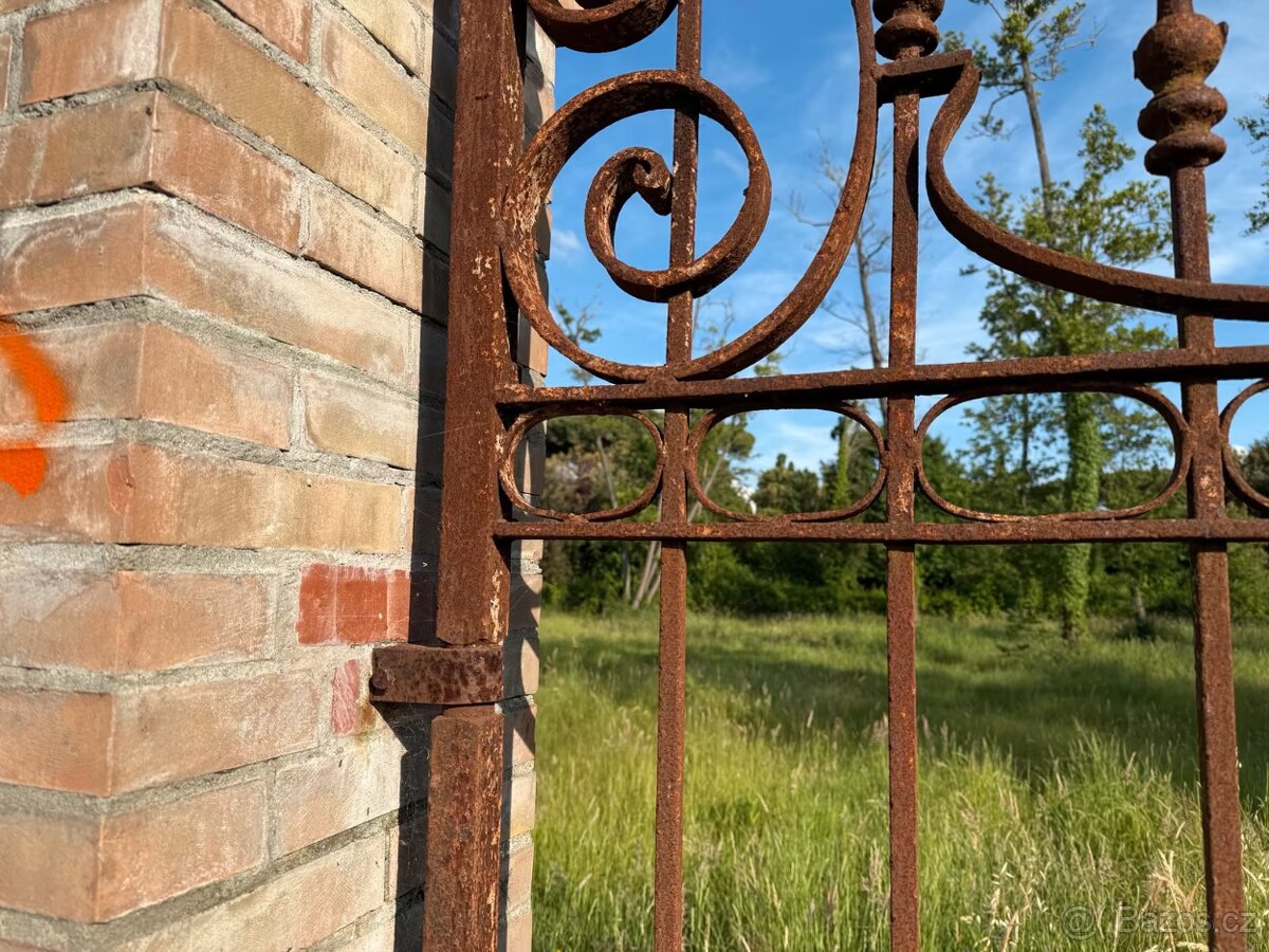 Starožitná masivní kovaná dvoukřídlá brána - 5