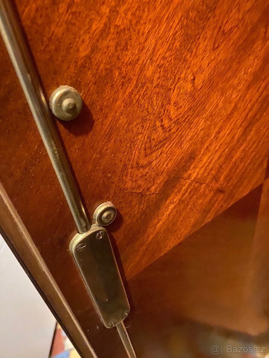 Dřevěná bytelná prostorná skříň - 5