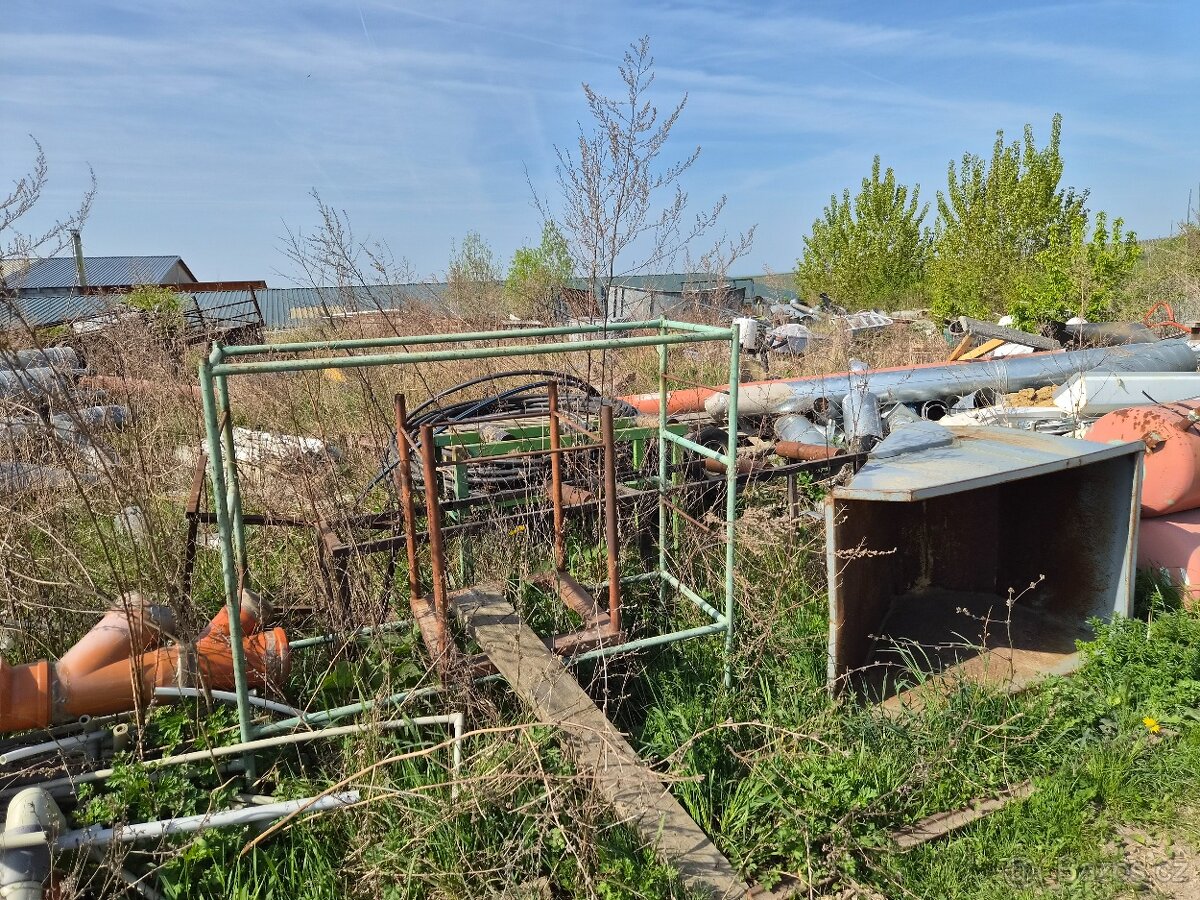 Různí kovový material - 5