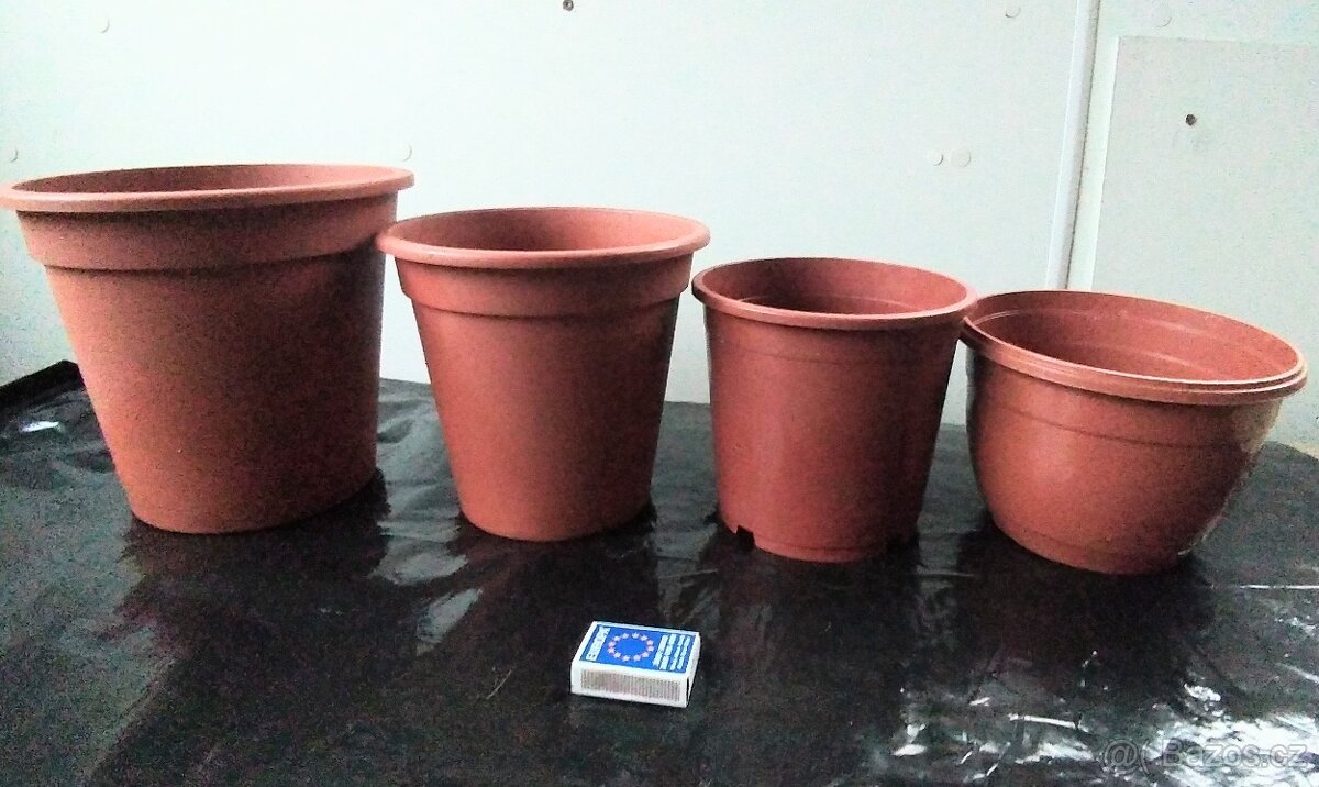 Velké pevné plastové květináče s miskami 13 + 5 ks - 5