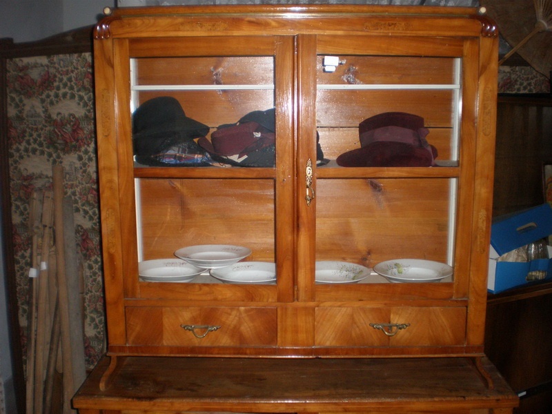 pěkná komoda s prosklenou nástavbou - 5