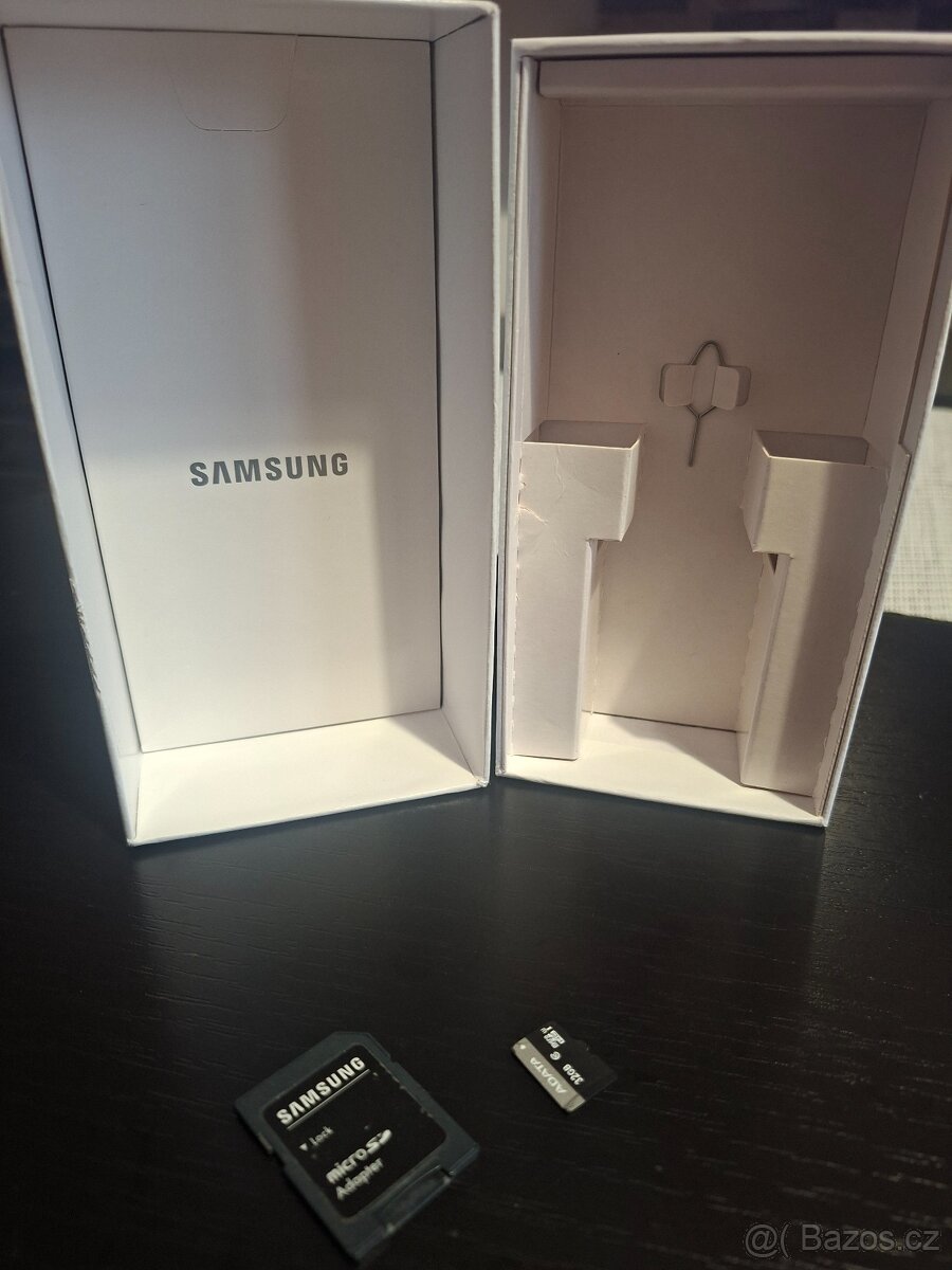 Mobilní telefon Samsung A40 s příslušenstvím - 5