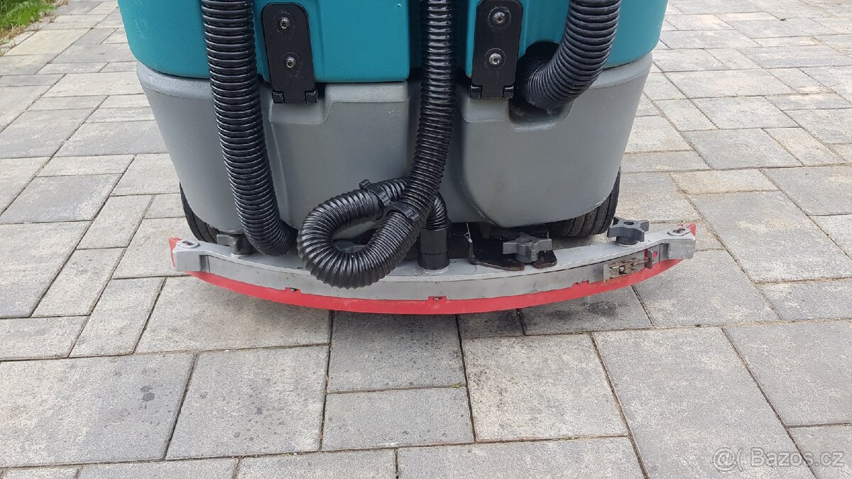 Podlahový mycí stroj Tennant T7+ - 5