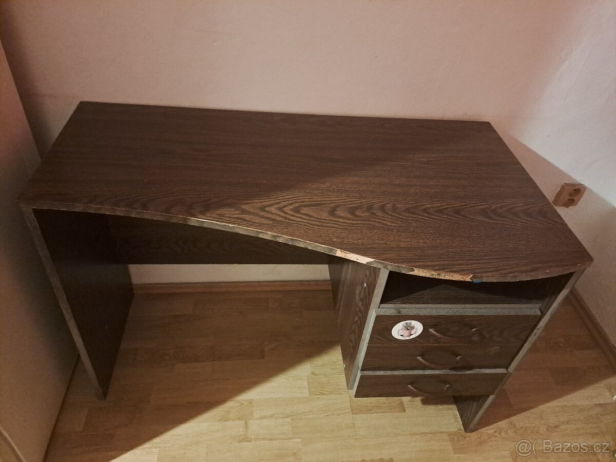 Gauč, lednice, šatní skříň, stůl, stolky, vše ZA ODVOZ - 5