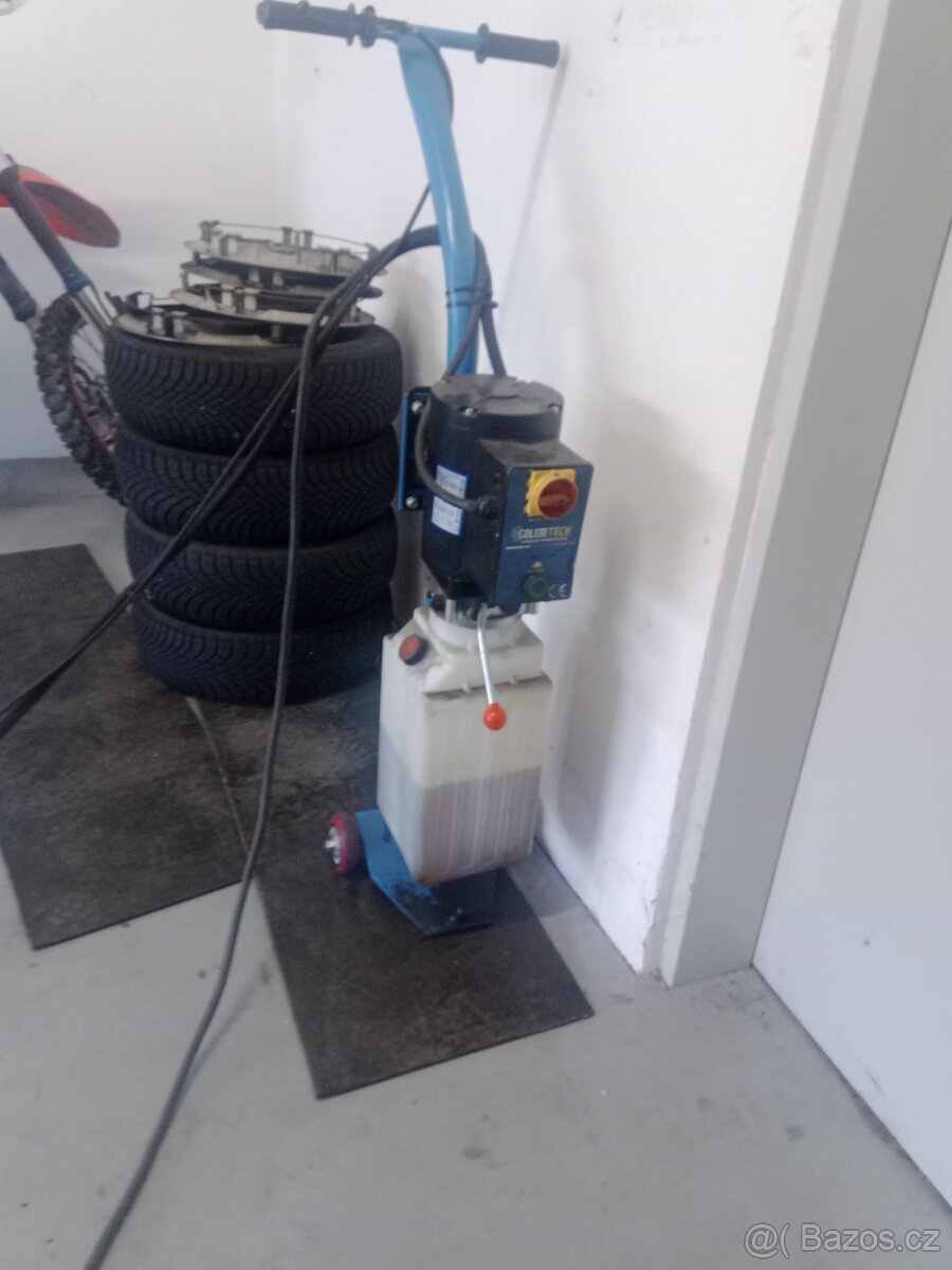 Prodám mobilní nůžkový zvedák do 2700kg - 5