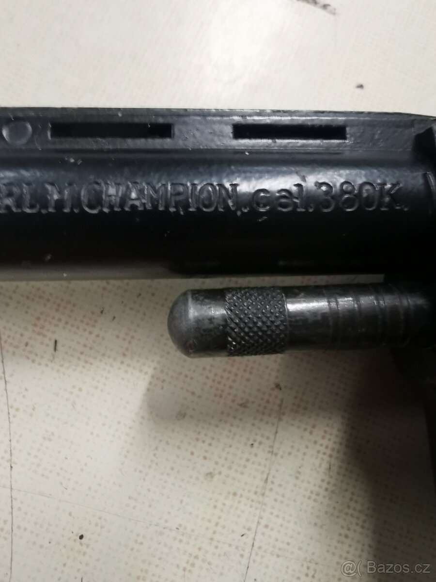 Plynová pistole, nože, divadelní kukátka. - 5