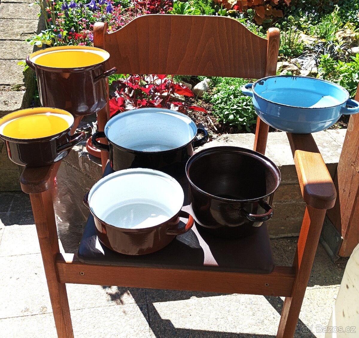 Rádio,ešusy a dortová forma,zapalovače,smalt.hrnce,toal.křes - 5