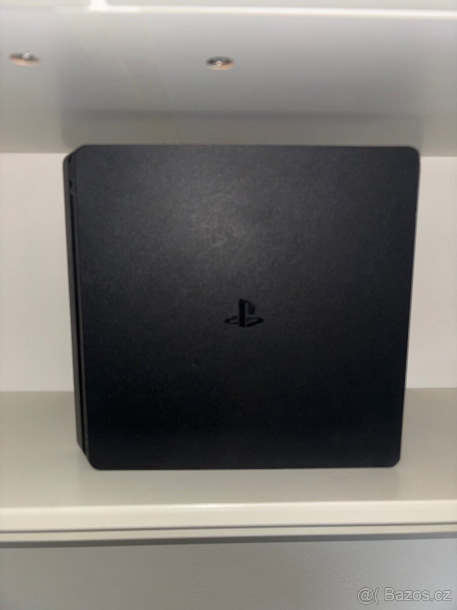 PlayStation 4 (PS4) s ovladačem - 5