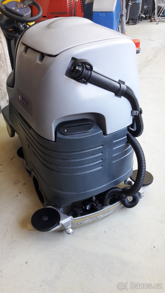 Podlahový mycí stroj Nilfisk BR 652 se sedící obsluhou - 5