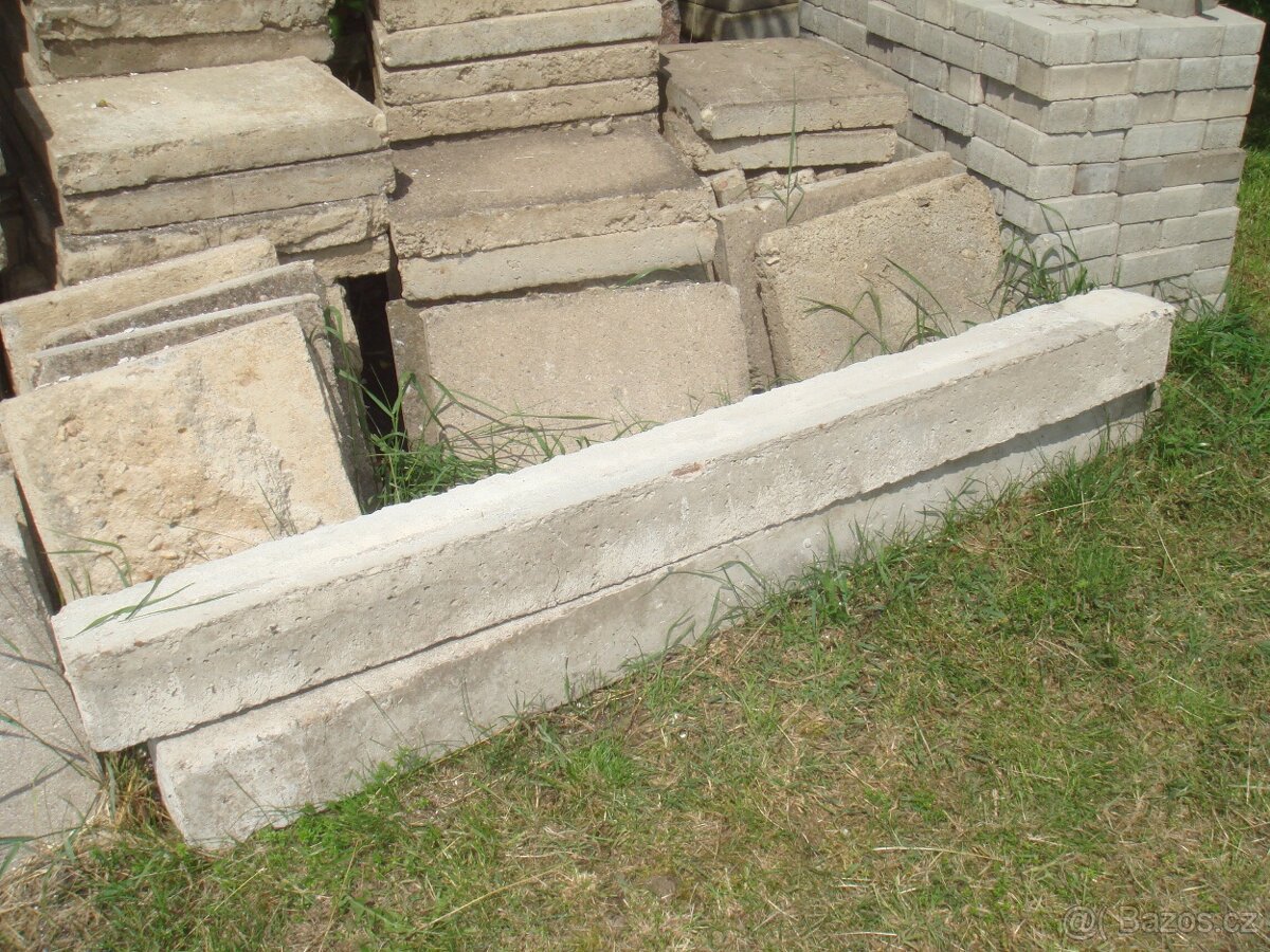 Plotové sloupky,zbytky oplocení. - 5