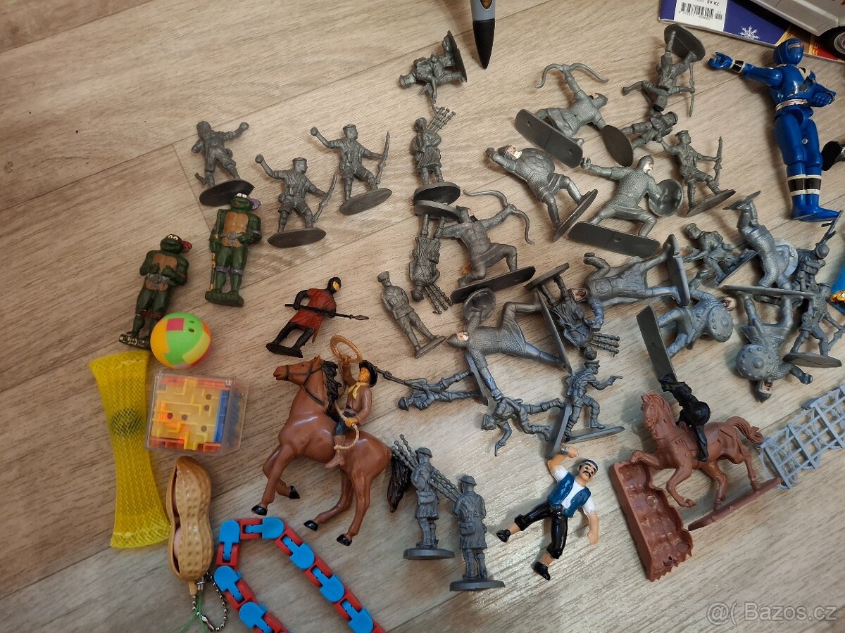 Hračky 50 kusů,štěkající pes, sanitka, vojáčci, pop-it - 5