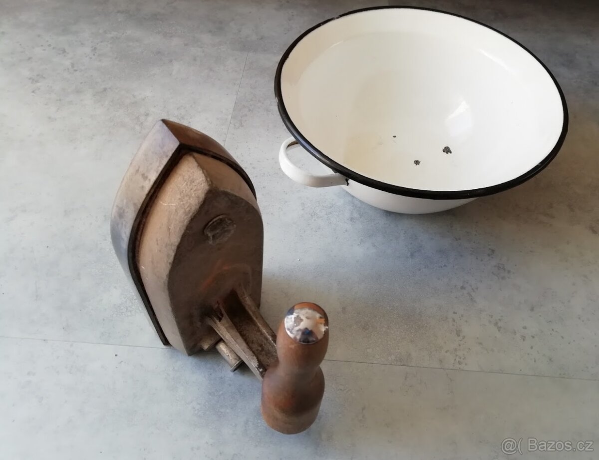 Stará krejčovská žehlička a smaltovaná mísa na zadělávání - 5