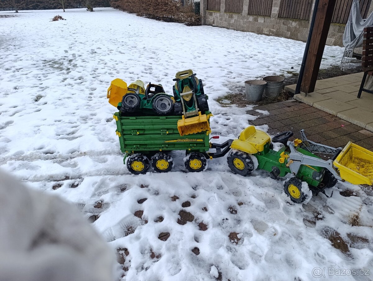 Prodám dětský šlapací traktůrek+ vlek John Deere - 5