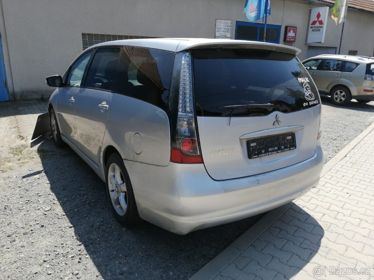 Mitsubishi Grandis 2.4B - 5