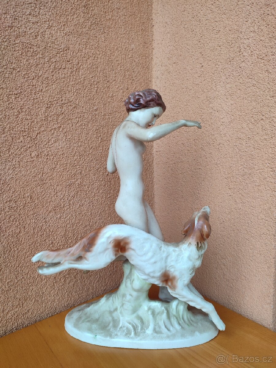 PRVOREPUBLIKOVÁ SOCHA, SLEČNA S CHRTEM. - 5