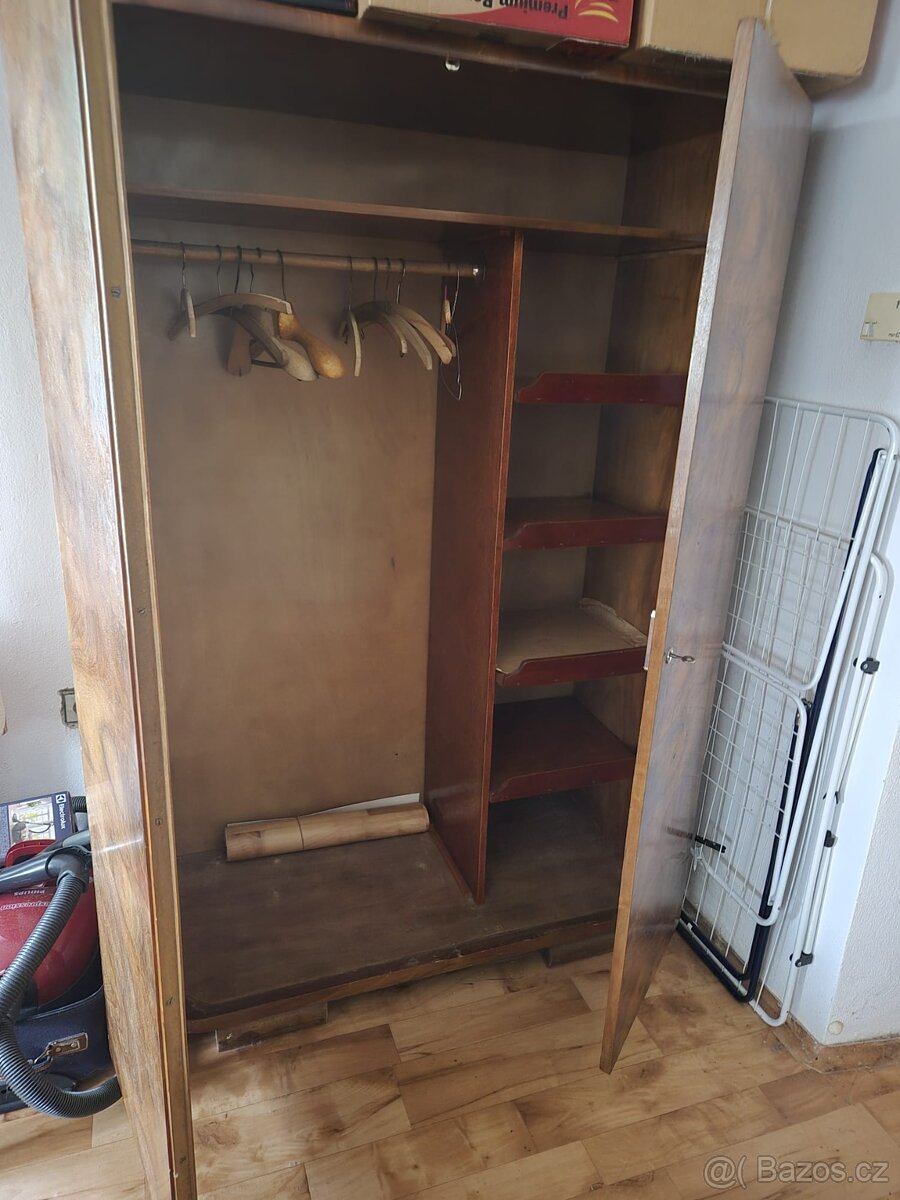 Starožitná lakovaná skříň - 5