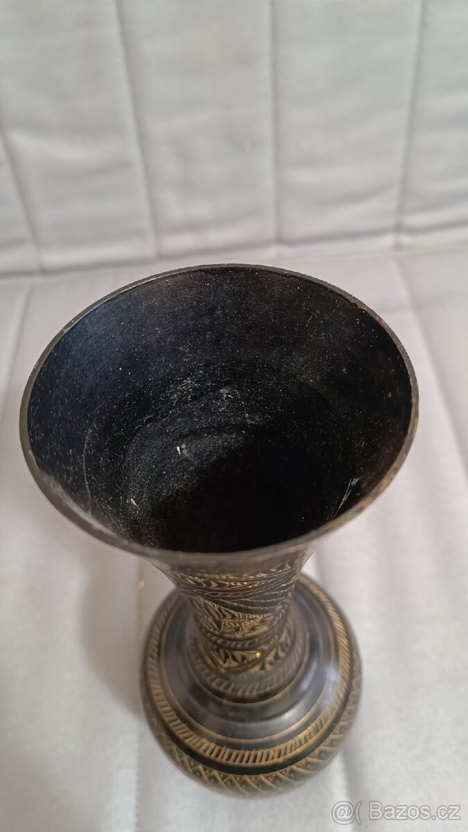 Kovová broušená váza. - 5