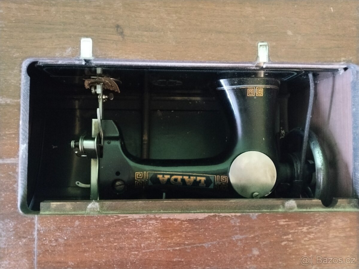Prodám starožitný šlapací šicí stroj zn.LADA - 5