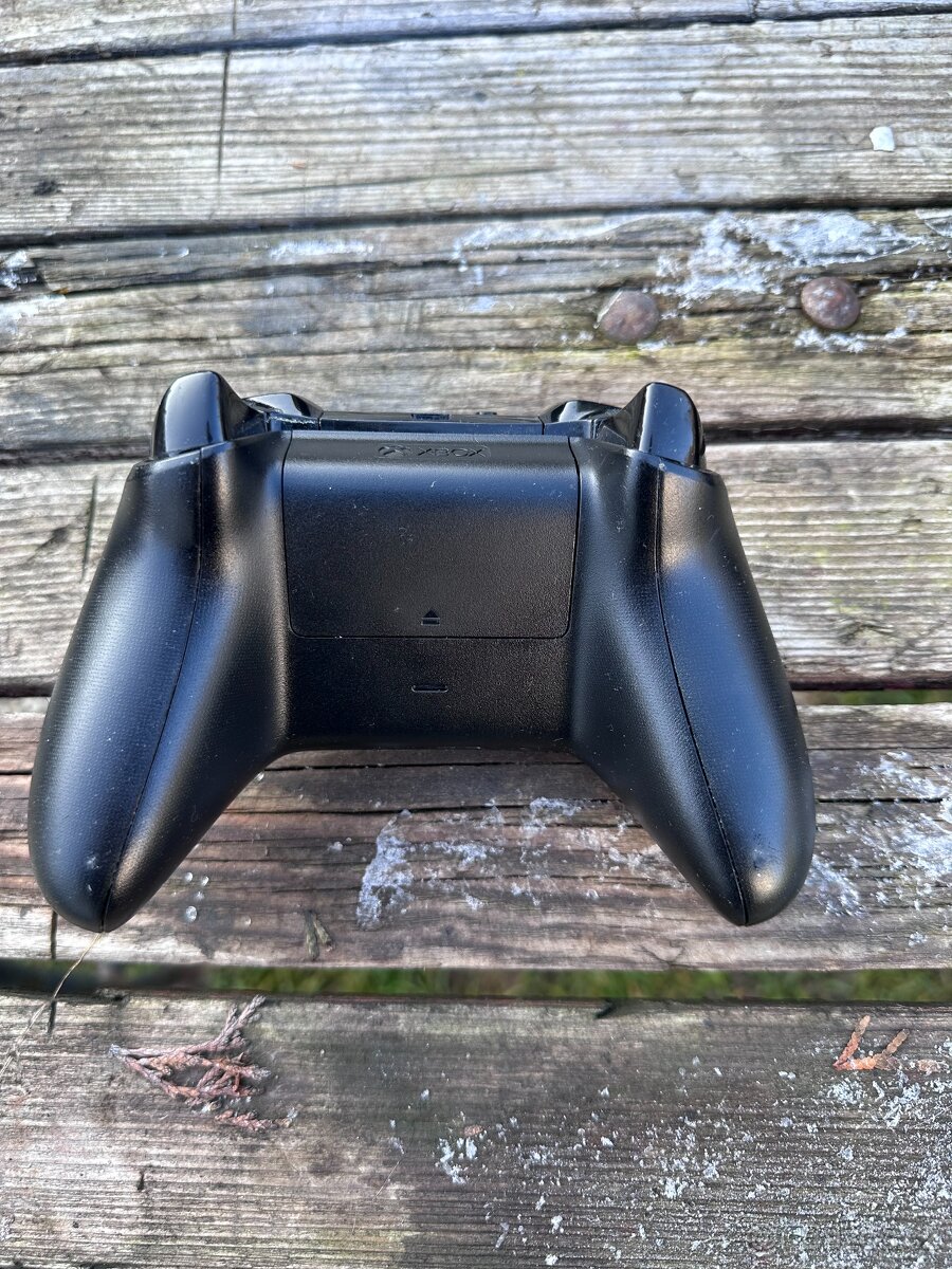 Xbox One X 1TB s ovladačem - 5