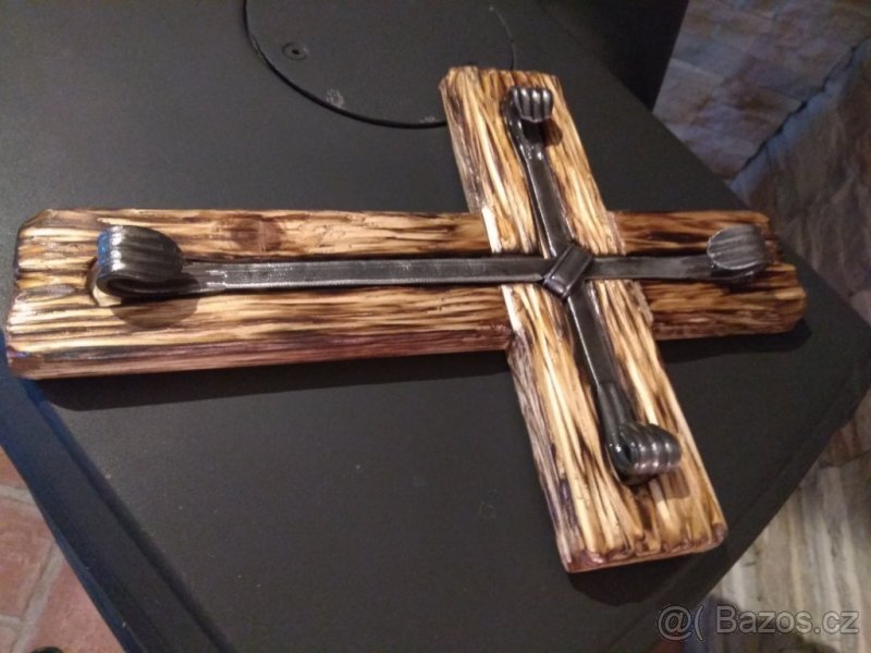Kovaný kříž ve dřevě - 5
