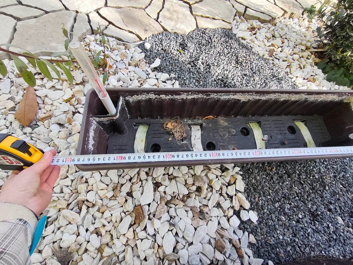 Velký truhlík na parapet 79x20x20cm hnědý květináč samozavla - 5