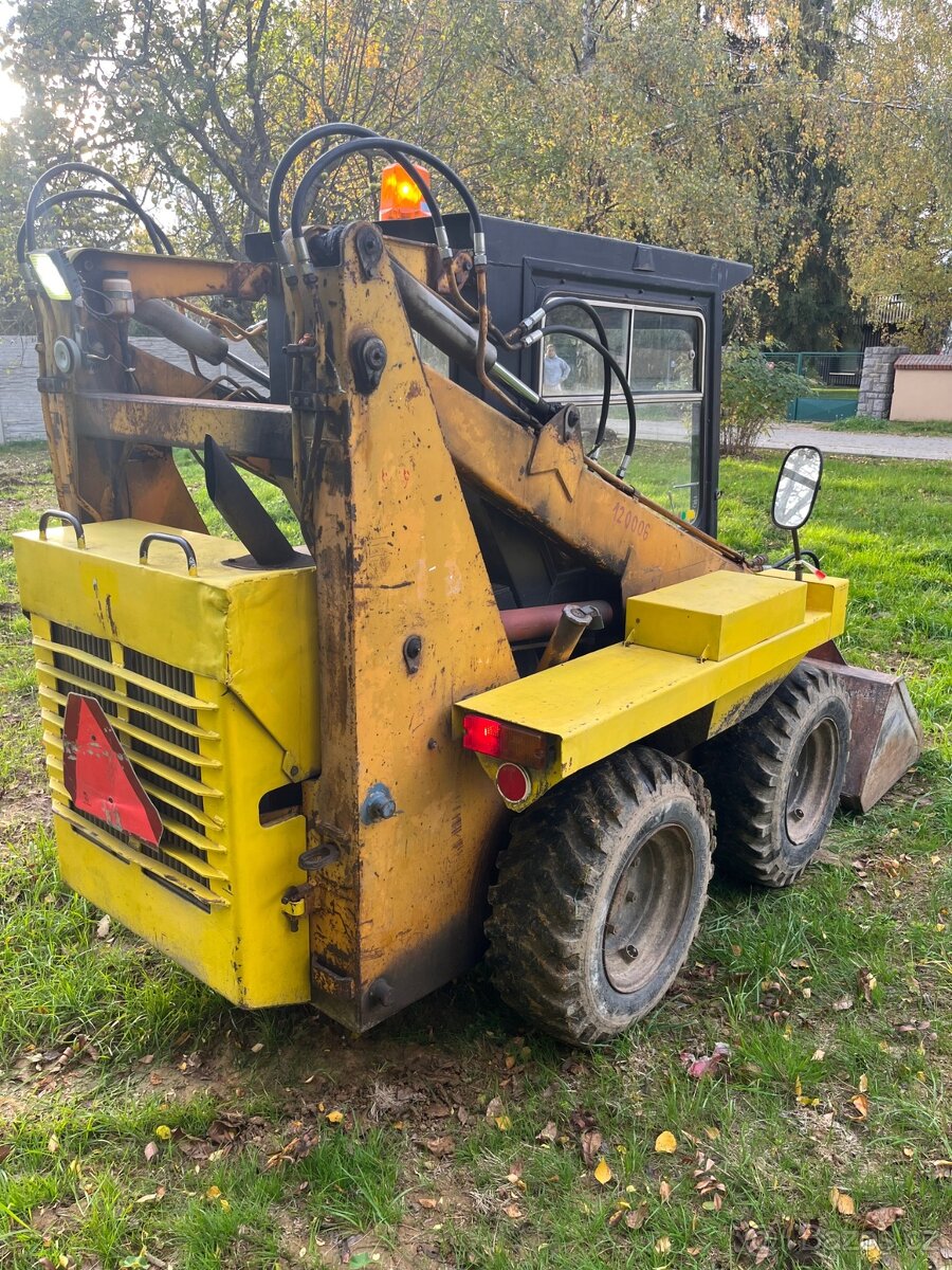 Smykový nakladač UNC 060 - 5