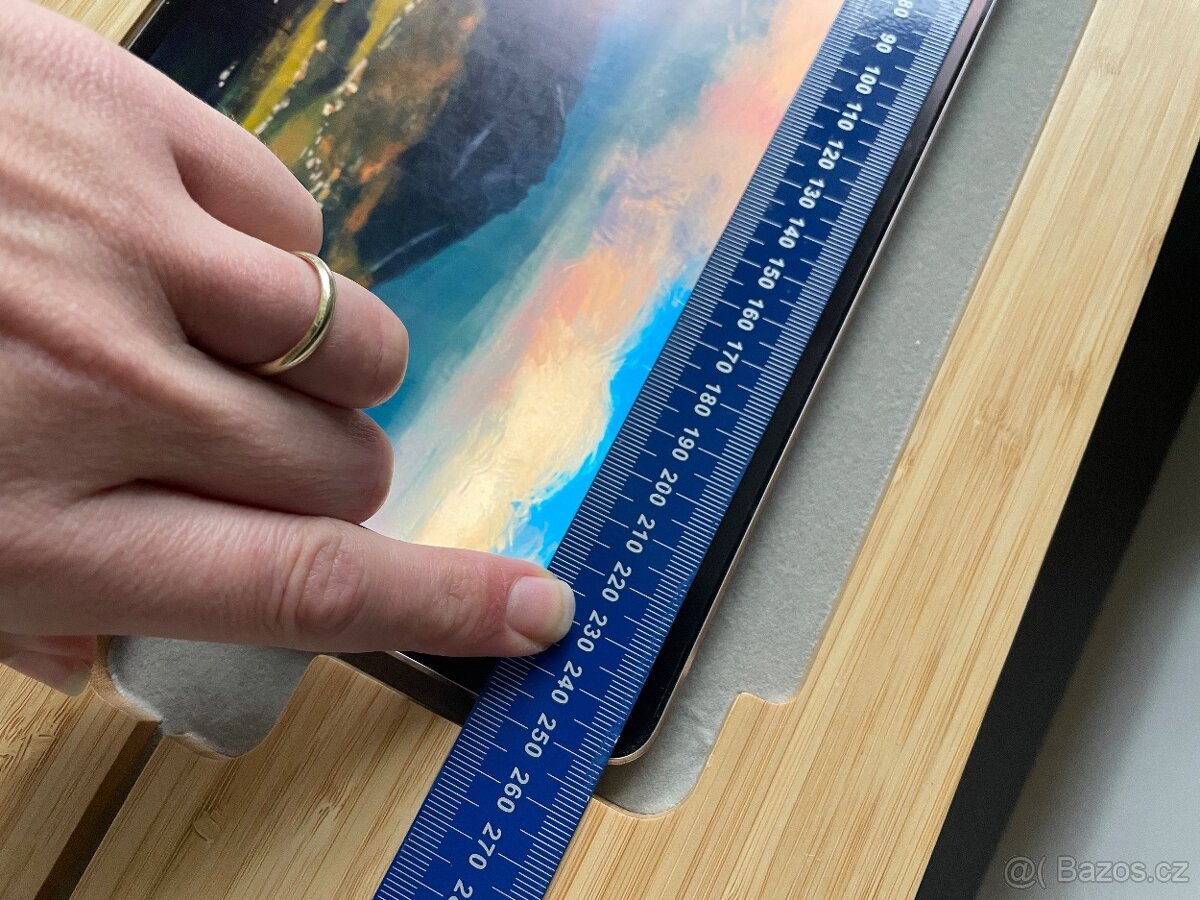Krásný dřevěný stojánek na Ipad a apple pencil na malování - 5
