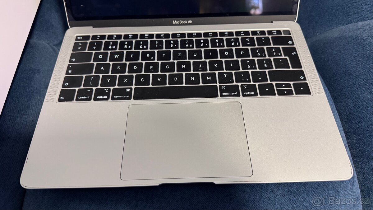 MacBook Air 13” (2020) – Intel Core i5, 8 GB RAM, 128 GB SSD - 5