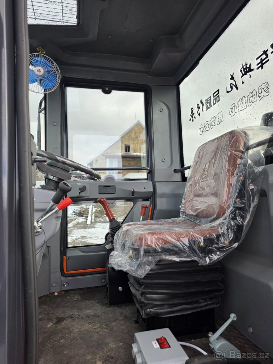 KLOUBOVÝ NAKLADAČ JOHN DACH JK946 - 5