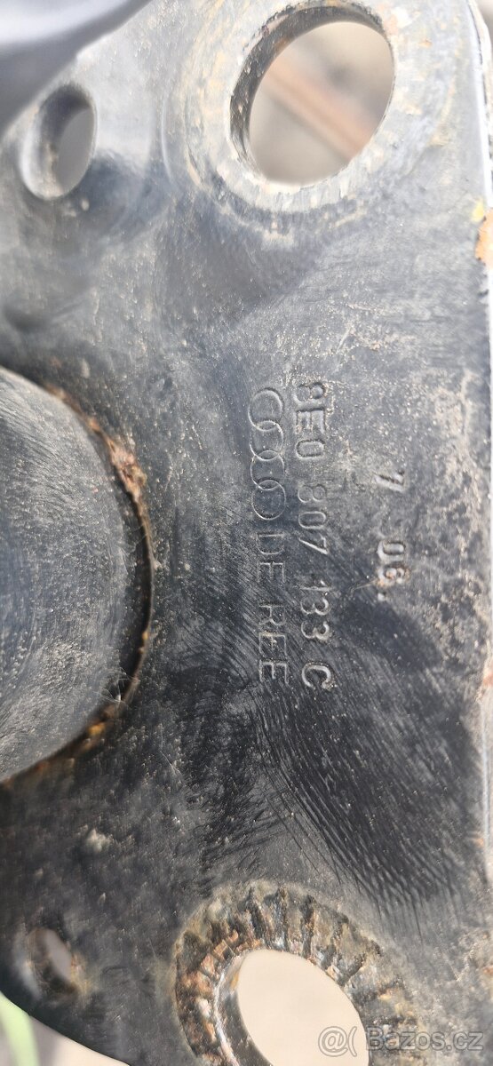 Vyztuha predniho narazniku Audi A4 B7 8E - 5