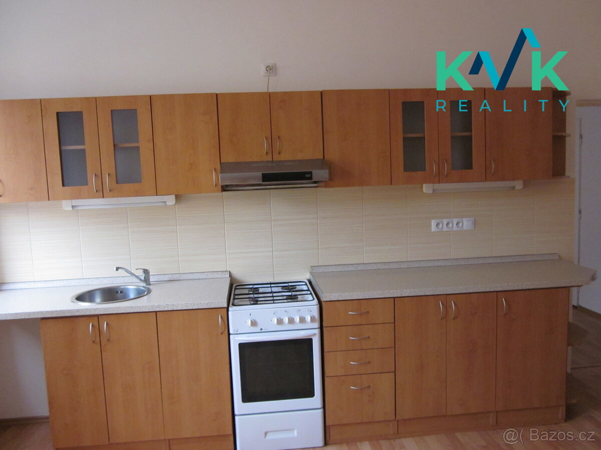 Pronájem bytu 3 + 1, v OV, cihla, 73 m2, ul. Slepá, Karlovy - 5