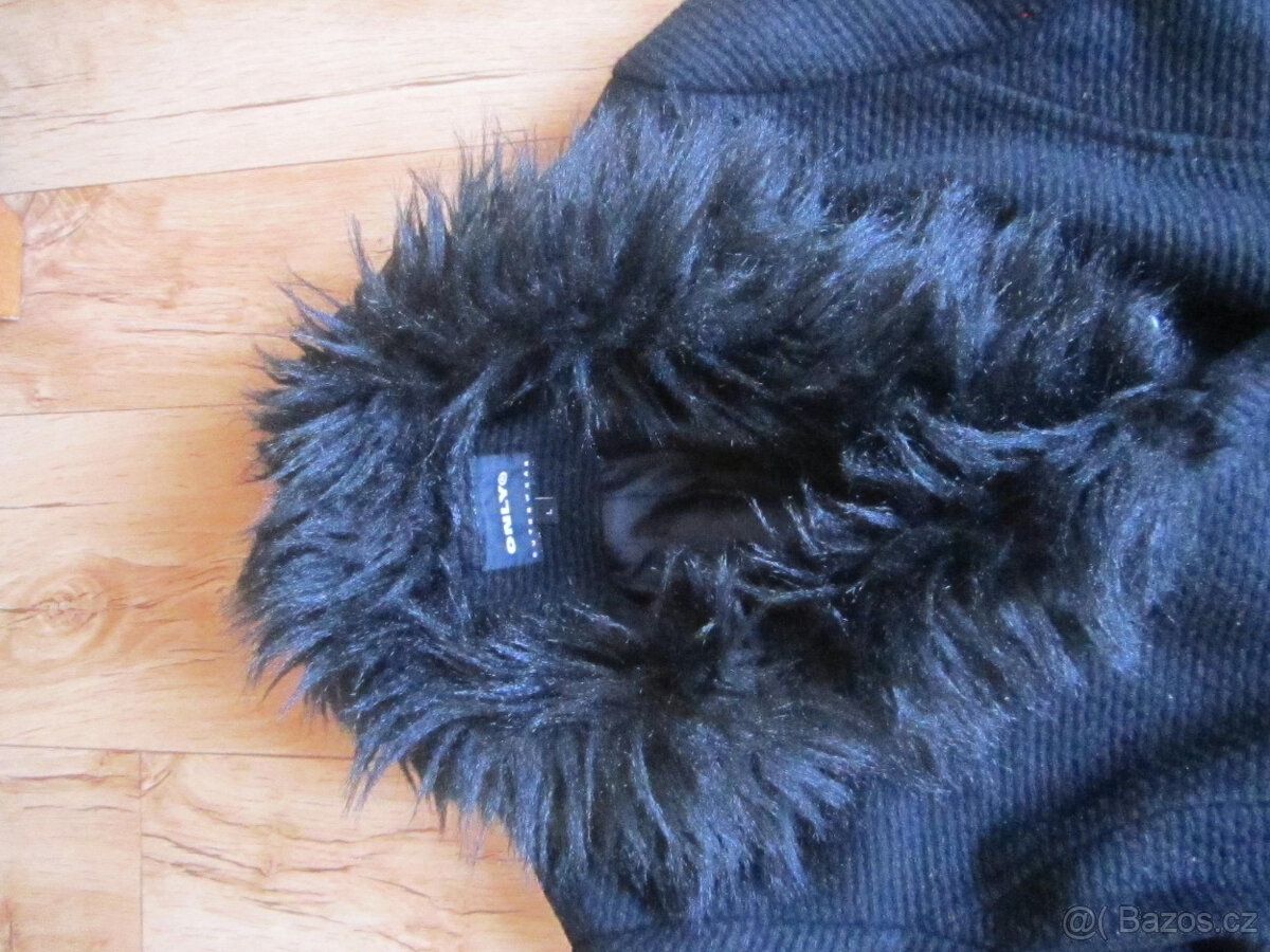 Černý kabát s kožešinou na límci, vel. M/L, délka 115 cm - 5
