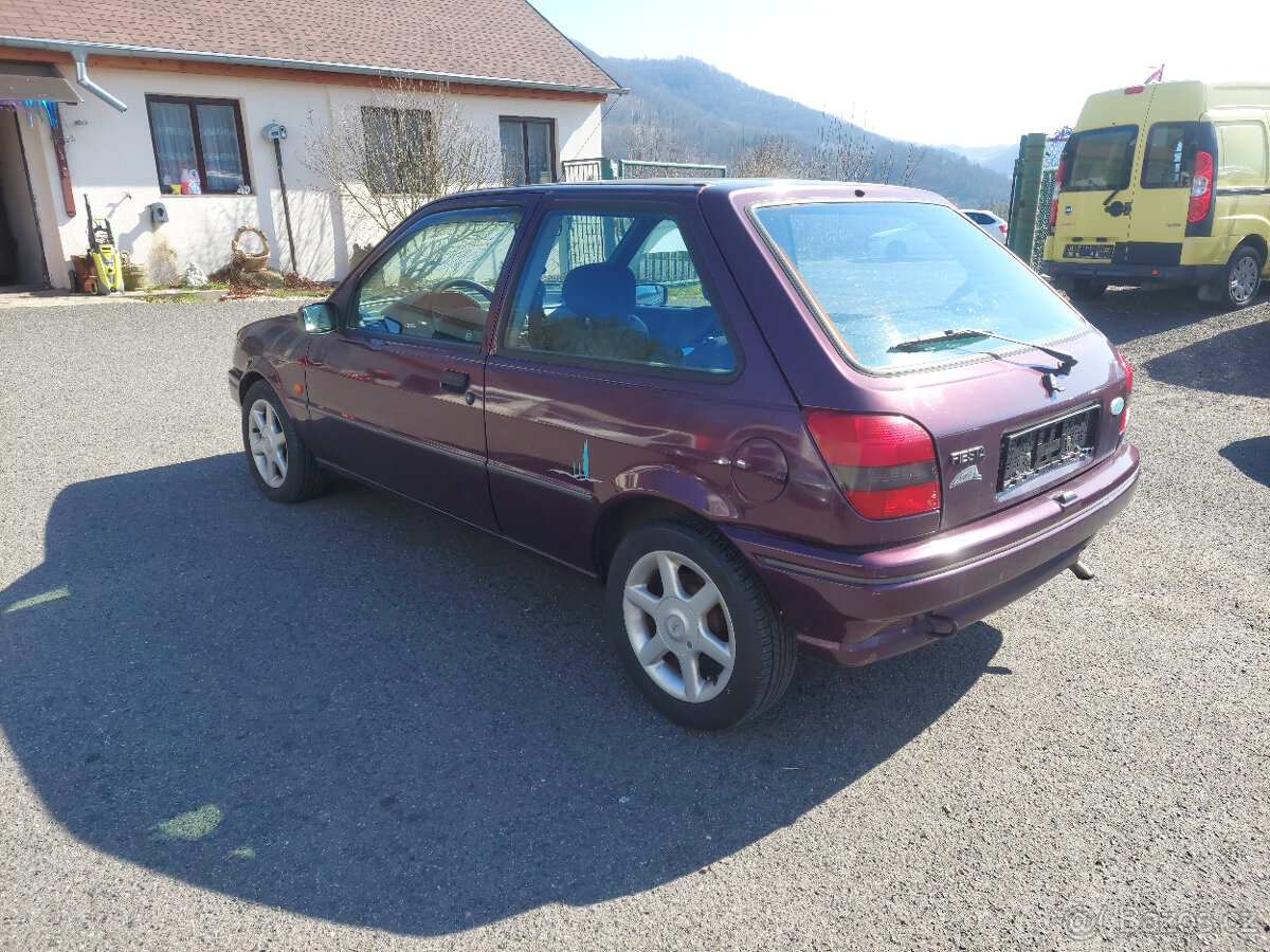 FORD FIESTA 1.3i - 5