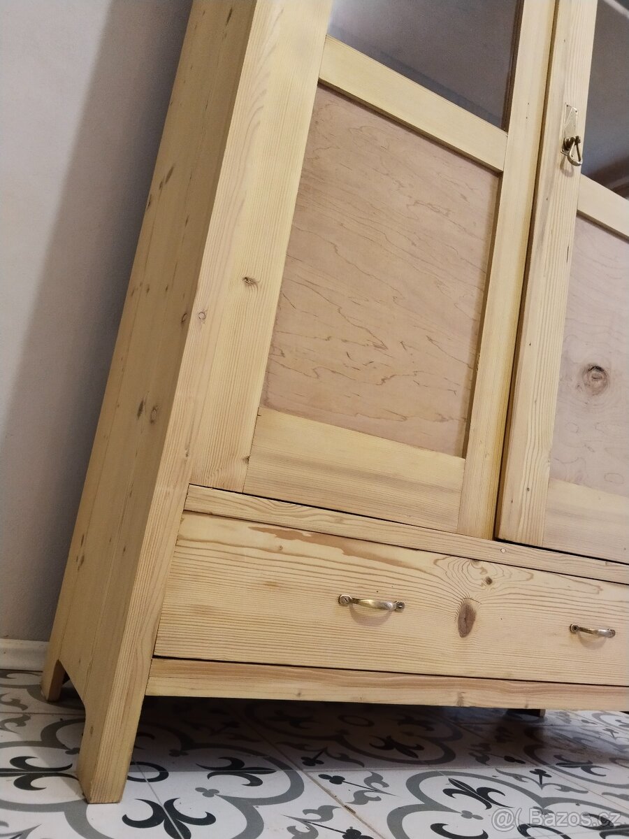Stará skříň, skříňka, knihovna po renovaci - 5