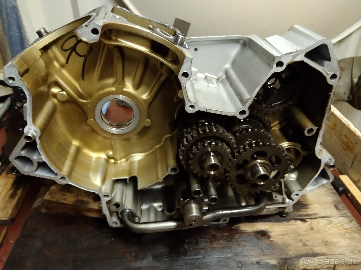 Rozebraný motor VS Suzuki 800 - 5