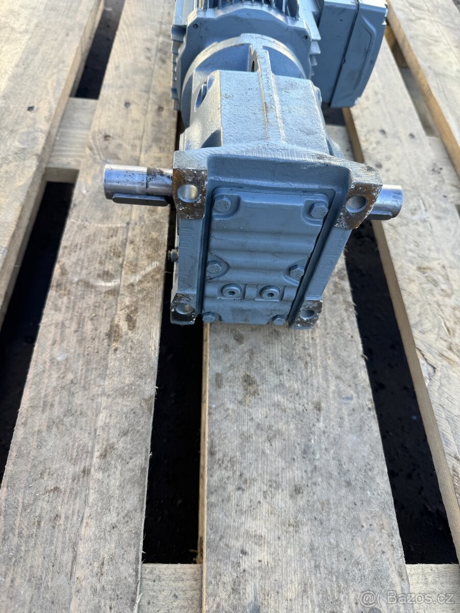 ELEKTROMOTOR S PREVODOVKOU 48 ot/min - 5