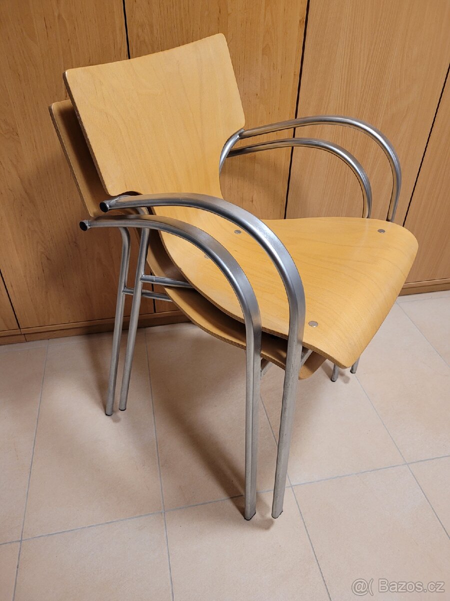 2 stohovatelné židle, dřevo/kov.nohy, 200 Kč/ks. - 5
