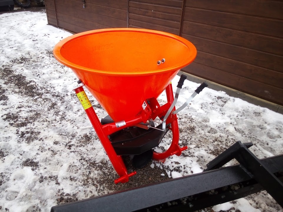 Rozmetadlo hnojiv a posypových hmot 200 - 500 litrů náplň - 5