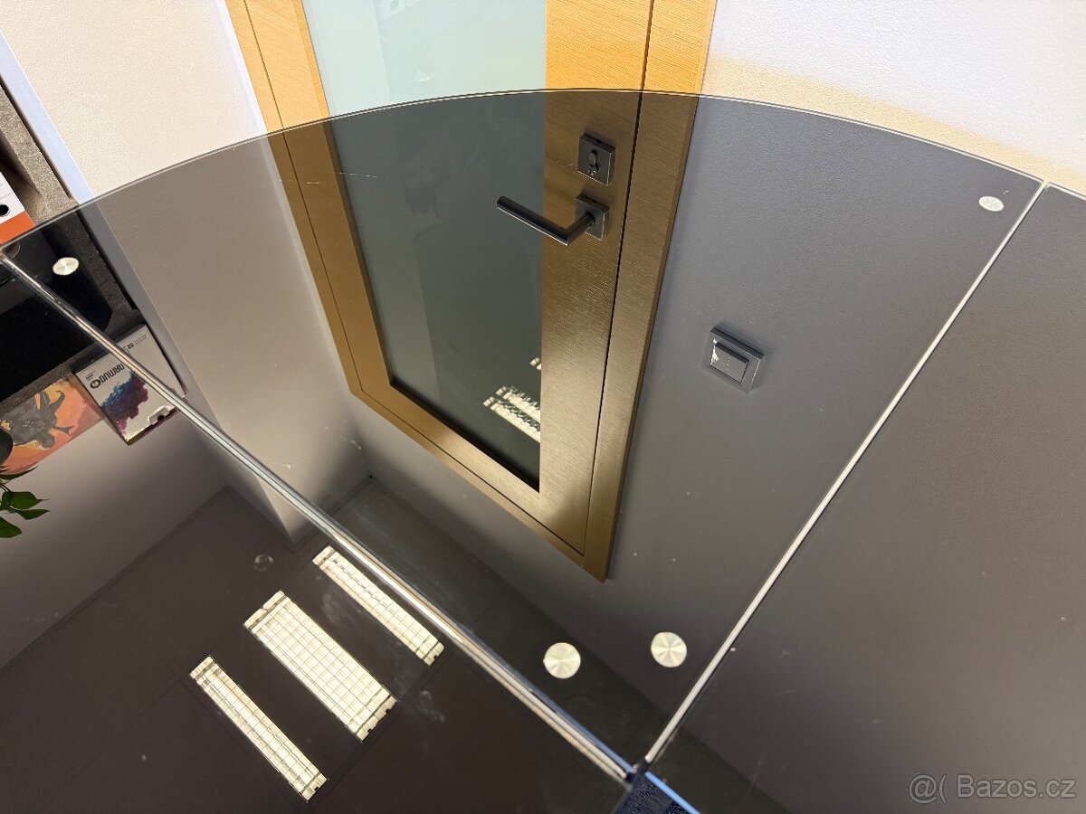 Skleněný rohový stůl - 5