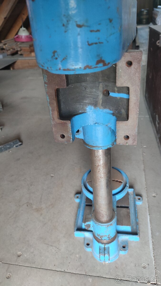 Malá litinová stojanová vrtačka tovární výroby - 5