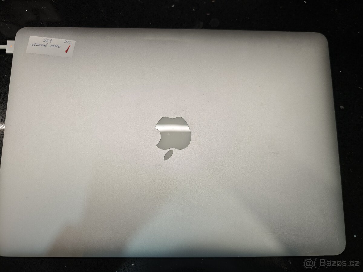 MacBook Pro 15" Mid 2015 i7 / 16GB / 256GB - 5