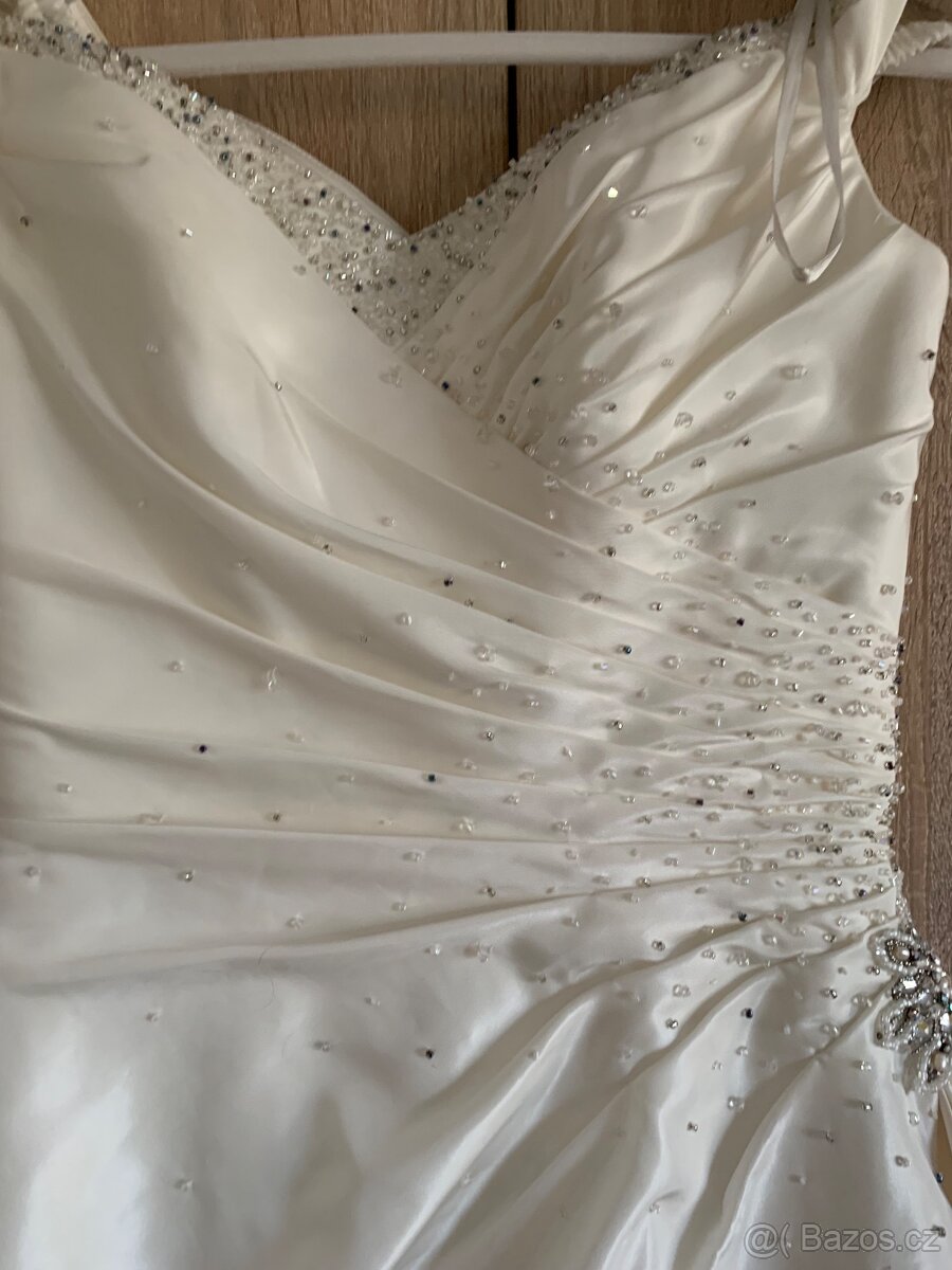 Svatební šaty s vlečkou - 5