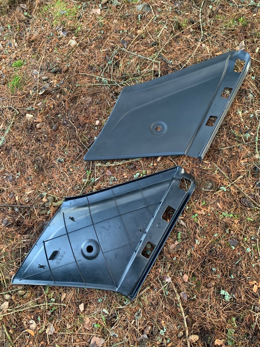 Golf Mk2 - B, C Sloupky černé. Parapety černé s kobercem - 5