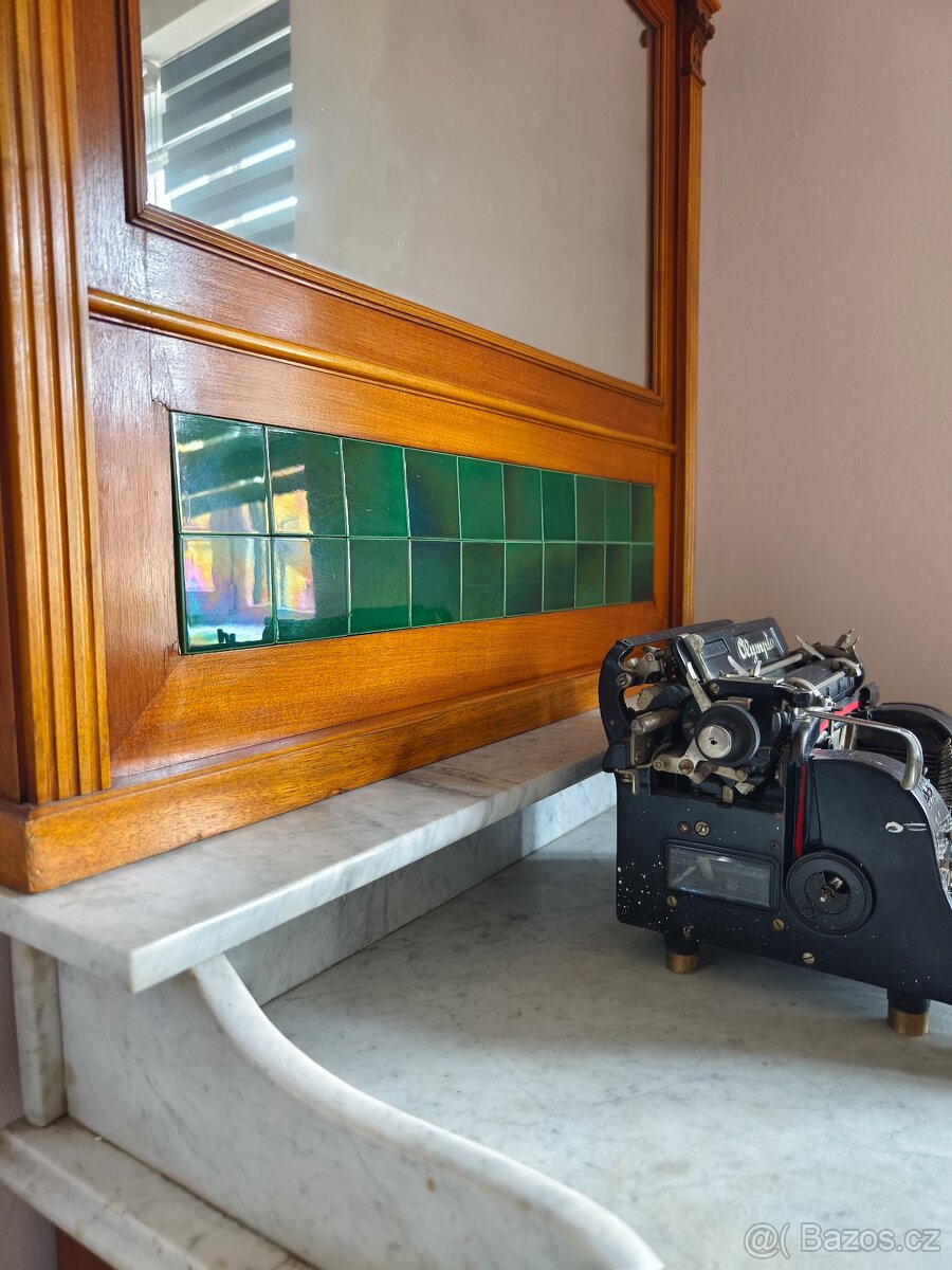 Starožitný nábytek - toaletka a skříň - 5