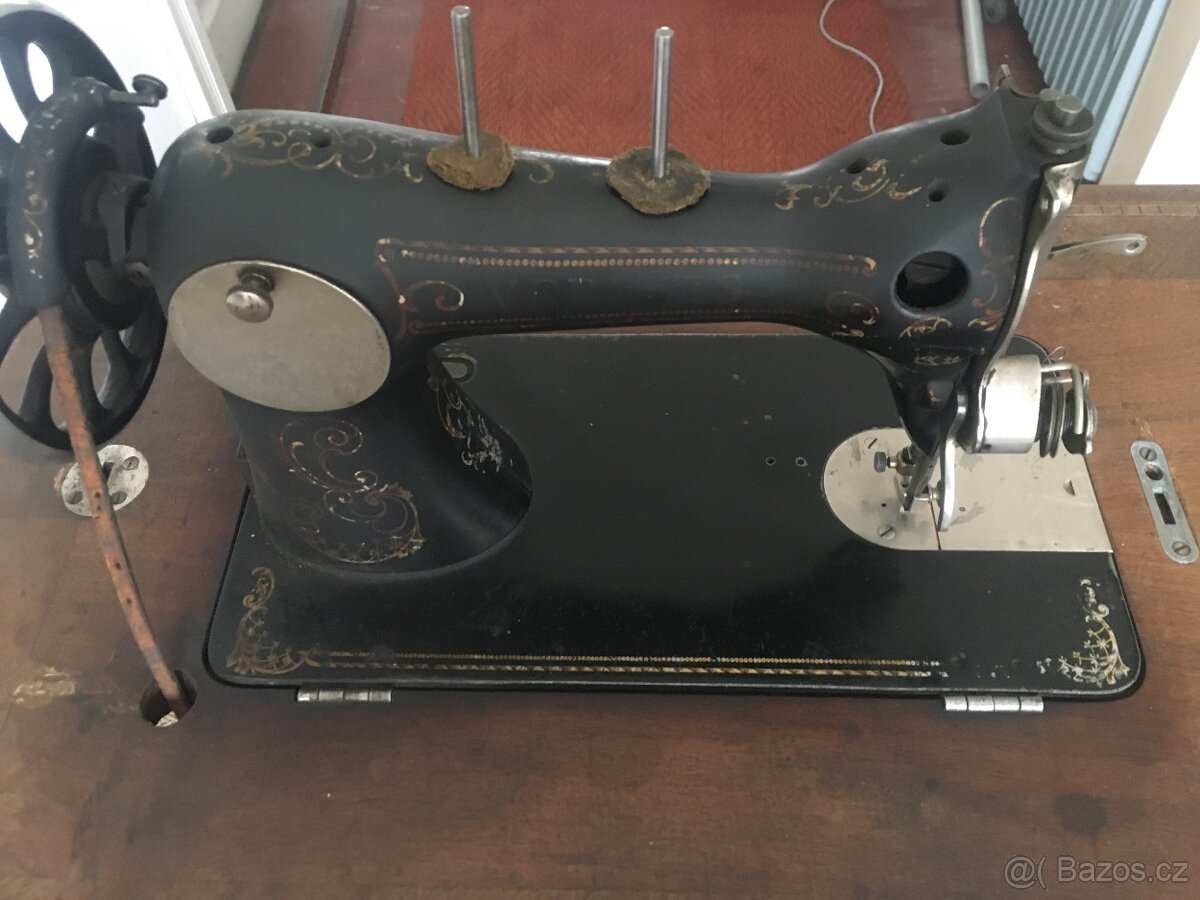 STAROŽITNÝ. ŠICÍ STROJ. zn. ROYAL - 5