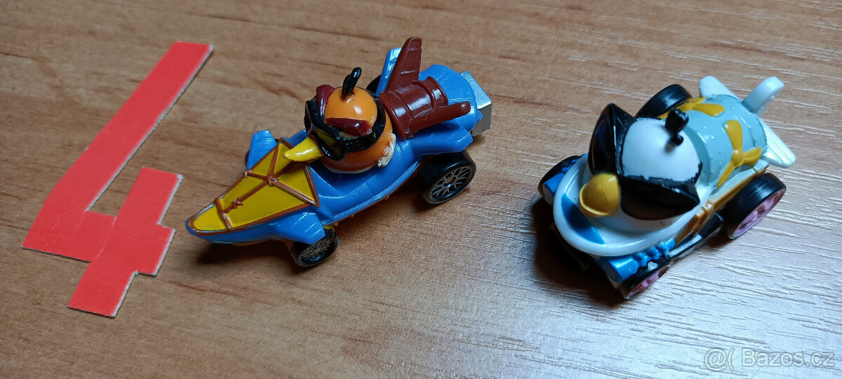 Engry Birds - postavičky ptáků a prasat v autíčkách - 5