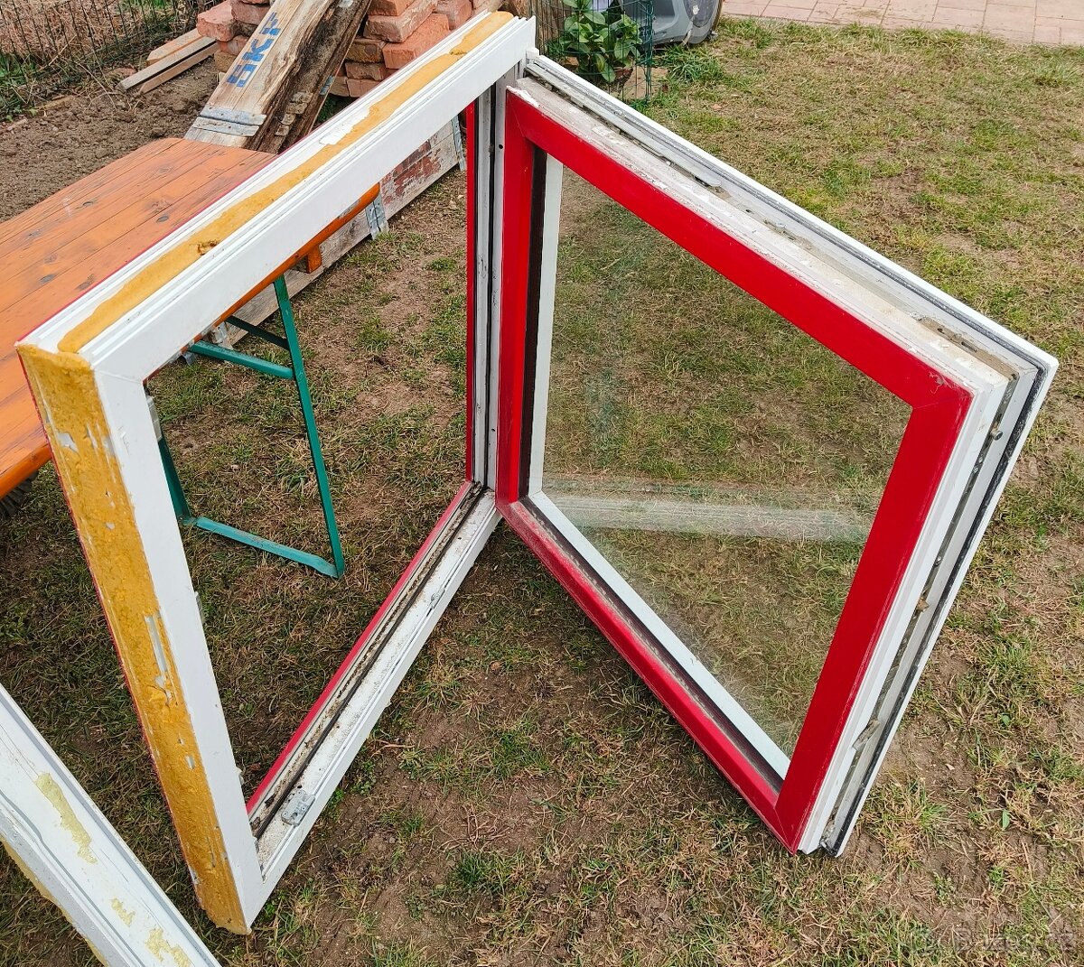 Červené plastové okno - 967x994mm (šxv) - 5