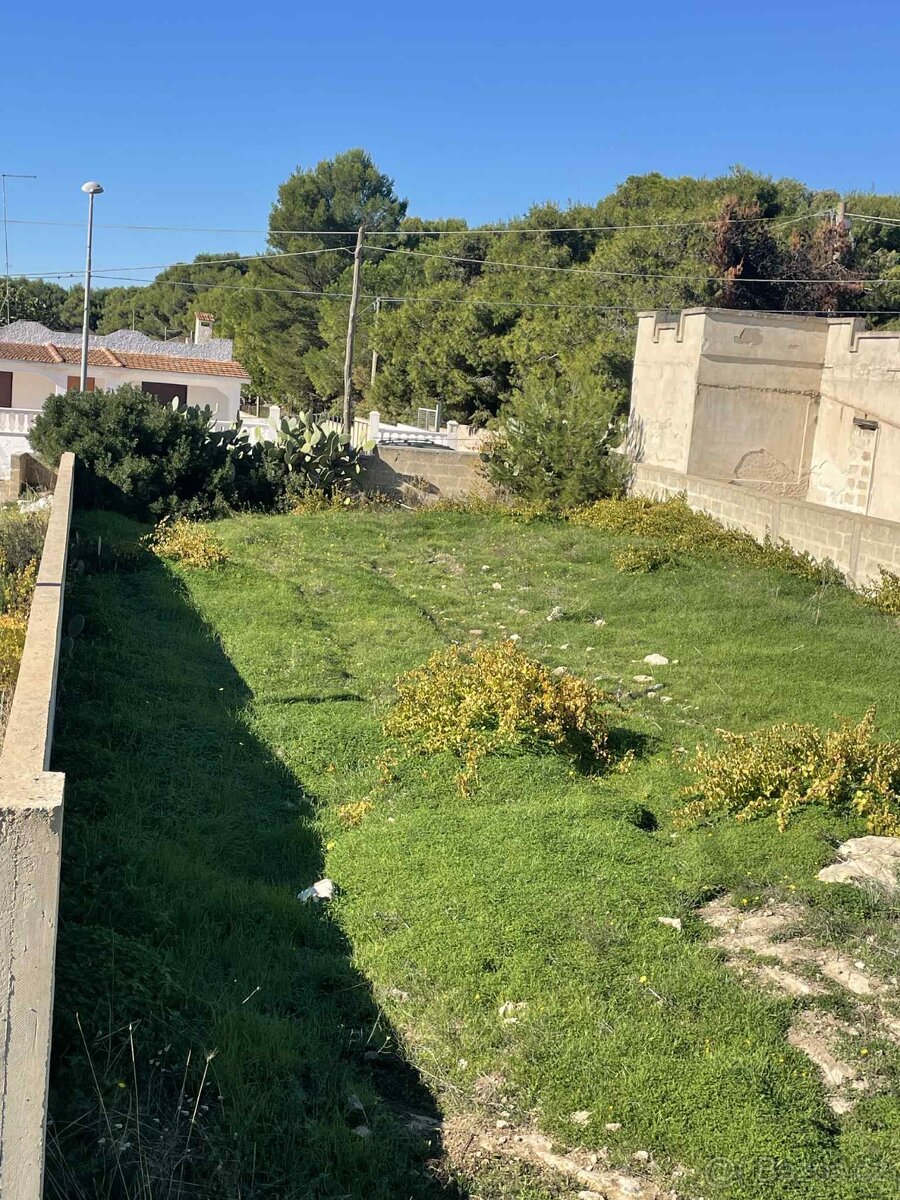 Krásný pozemek cca 600 m² jen cca 700 m od pláže v IT - 5